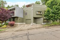 Building Photo - Beautiful 2 Bedroom Townhome in N Portland