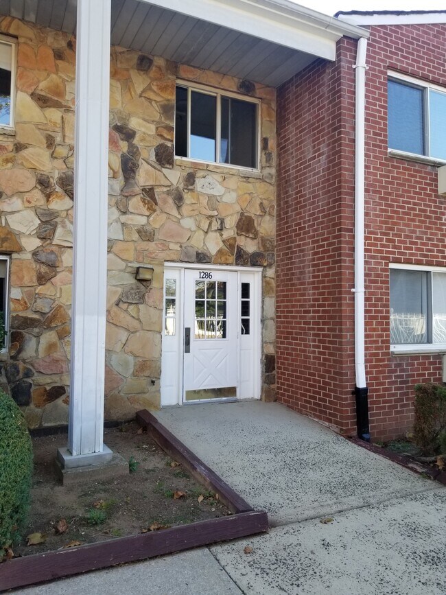 Building Photo - 1300 Rockland Ave