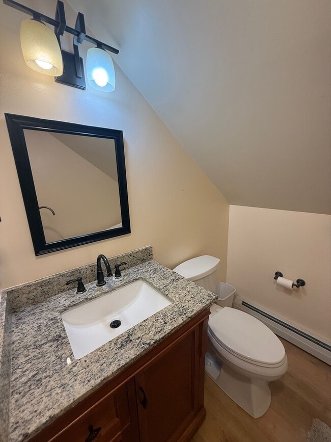 Building Photo - 3 Bedroom House With Large Yard and 2 Bath...