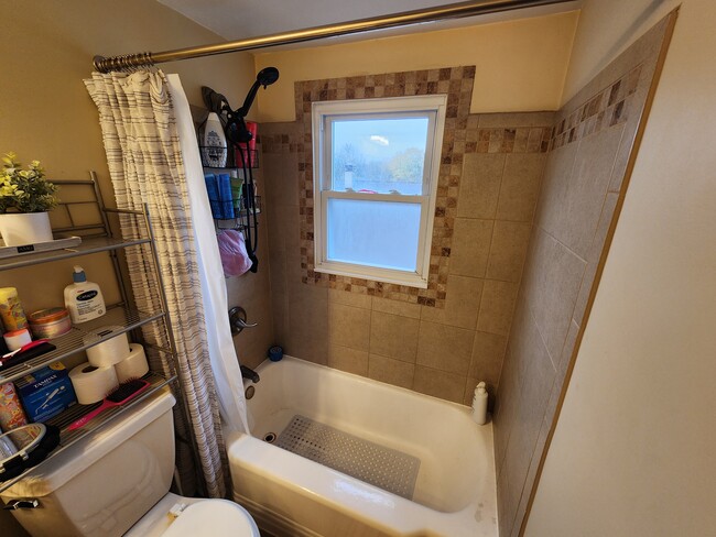 Shower/Tub - 79 Pacecrest Ct