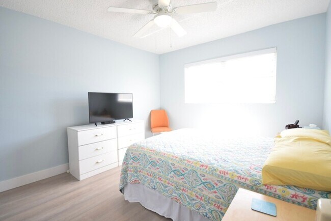 Building Photo - FULLY FURNISHED Condo For Rent in Pinellas...