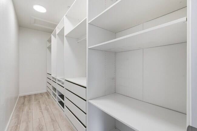 Building Photo - 7500 E Deer Valley Rd