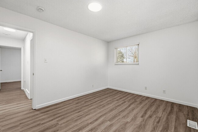 Building Photo - 4 bedroom / 2 bath / Beautifully Updated