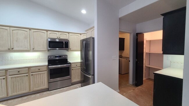 Building Photo - $2,100 - 2 Bed / 2 Bath Beautiful House in...