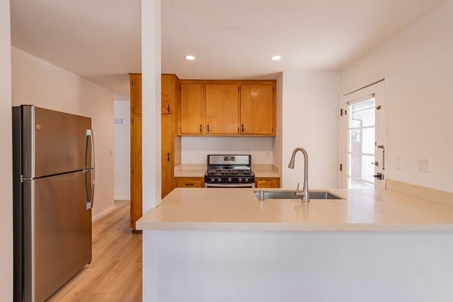 Building Photo - Downtown cottage