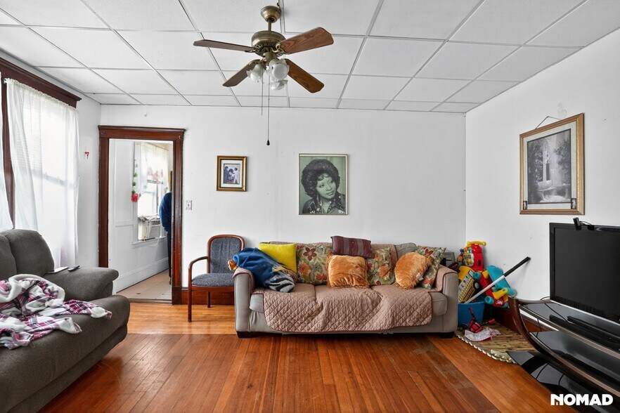 Building Photo - 38 Custer St
