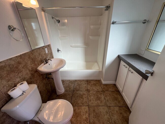 Building Photo - Rent Ready GATED 1BD/1BA. FRESH PAINT & ST...
