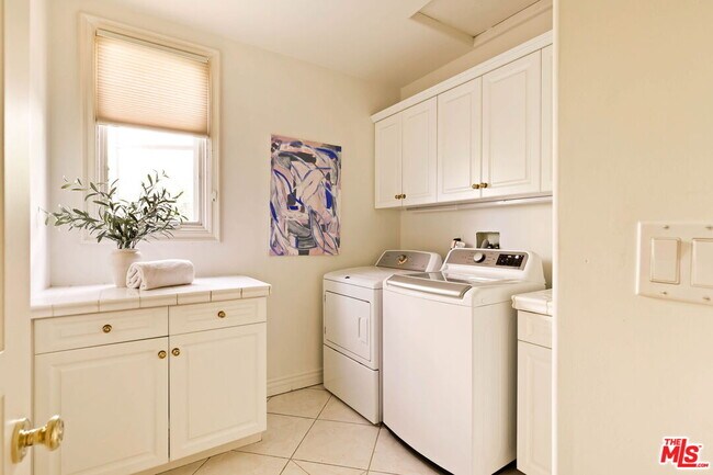 Building Photo - 166 N McCadden Pl