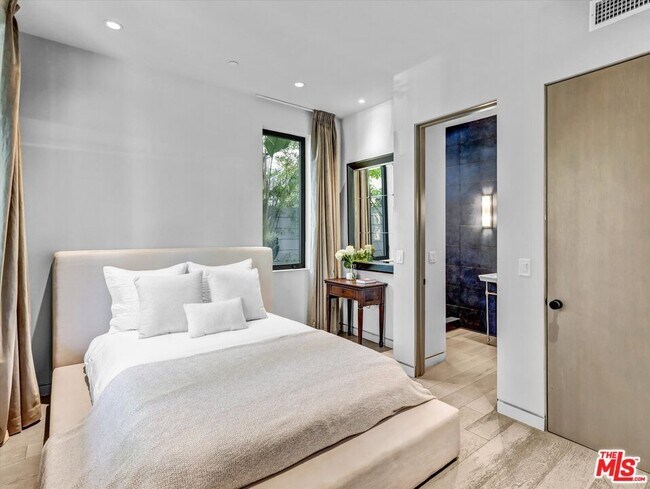 Building Photo - 1724 N Sierra Bonita Ave