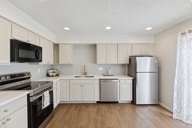 Building Photo - 2400 Sq Ft Condo for Rent Near Shopping