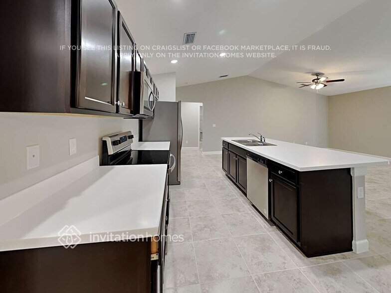 Building Photo - 558 Oldenberg St SW