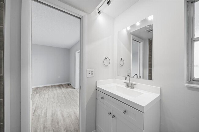 Building Photo - 4725 Cove Cir