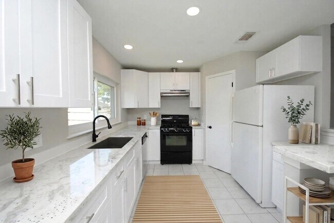 Building Photo - 22831 John Rolfe Ln
