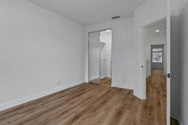 Building Photo - 354 Jacaranda Dr