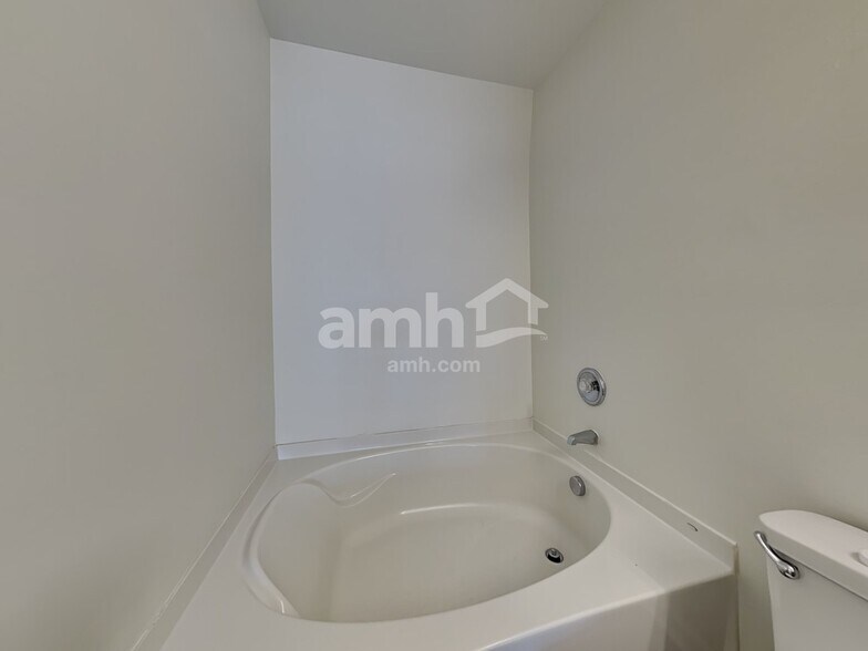 Building Photo - 8523 Greenware Trl