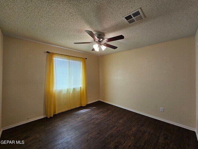 Building Photo - 10909 Northview Dr