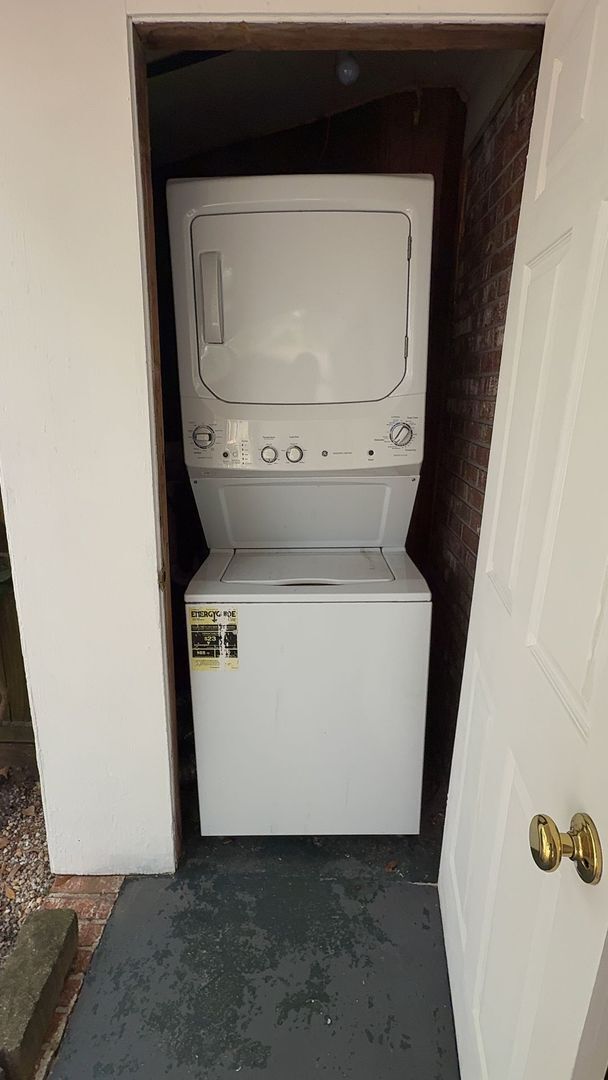 Building Photo - 2BR Duplex with Washer/Dryer + Fresh Updates + Lawn care included