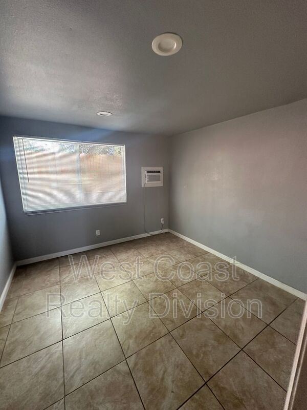 Building Photo - 1847 S Raintree Pl