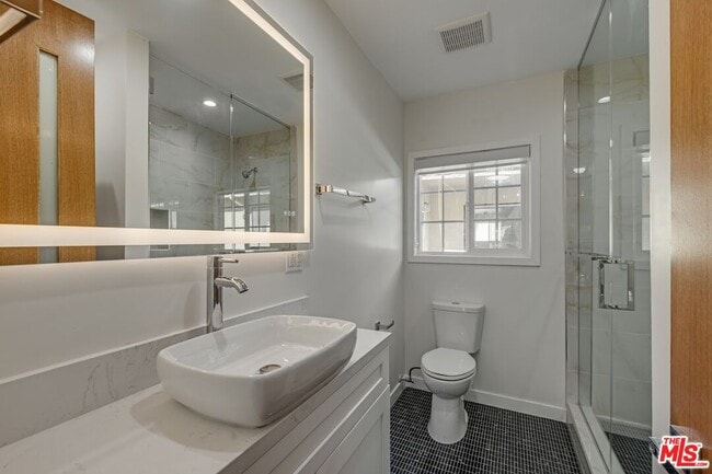 Building Photo - 853 S Bedford St