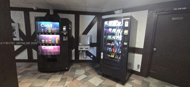 Building Photo - 3680 Inverrary Dr