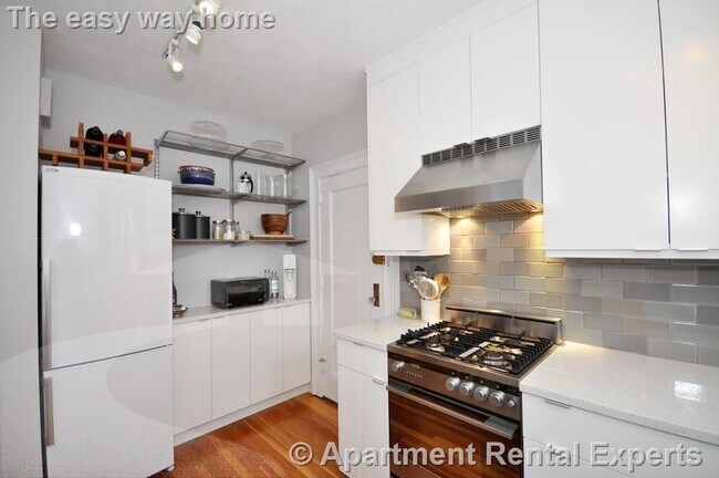 Building Photo - 77 Martin St