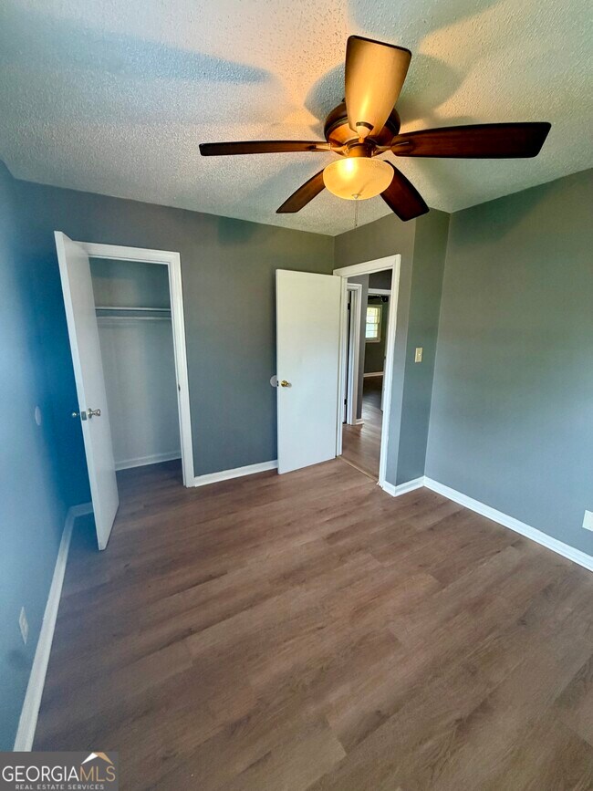 Building Photo - 208 Crescent Dr