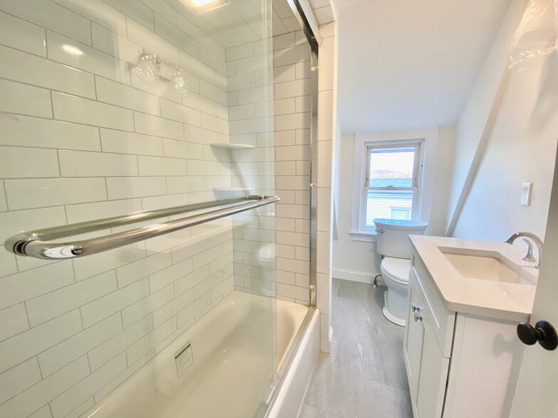 Bathroom - 19 Bellevue St