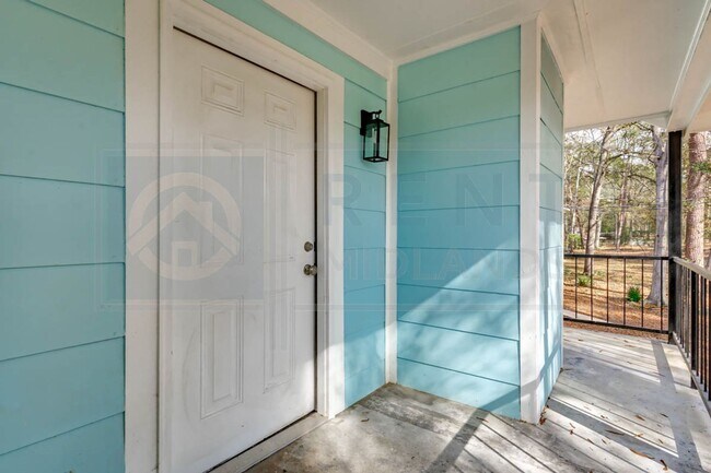 Building Photo - Newly Renovated 2 Bedroom Apartments Near I-26 and Costco!