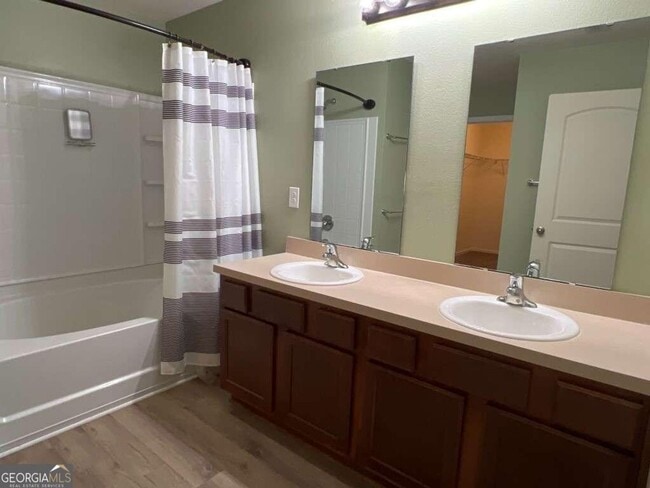 Building Photo - Act Fast on this Beautiful 4BR/2BA in Waters Edge