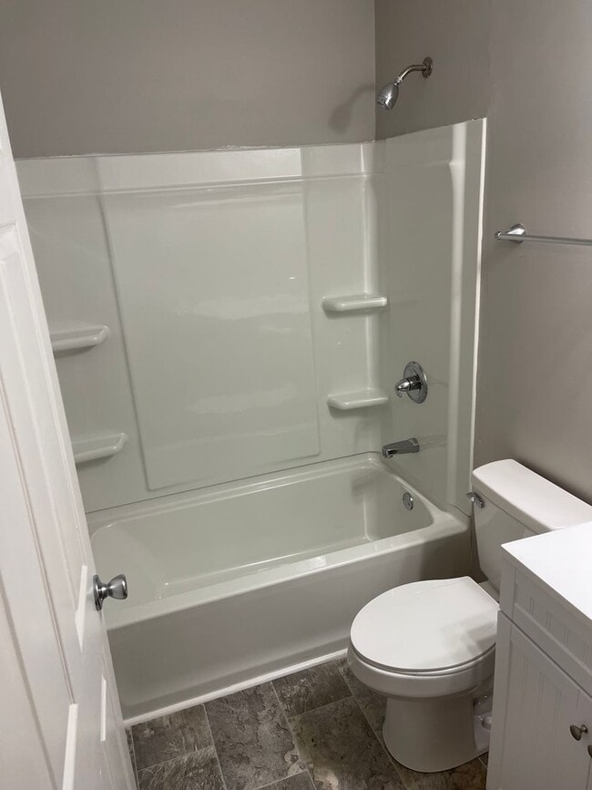 Building Photo - Renovated 2 bedroom home for rent Near Downtown Clarksville!