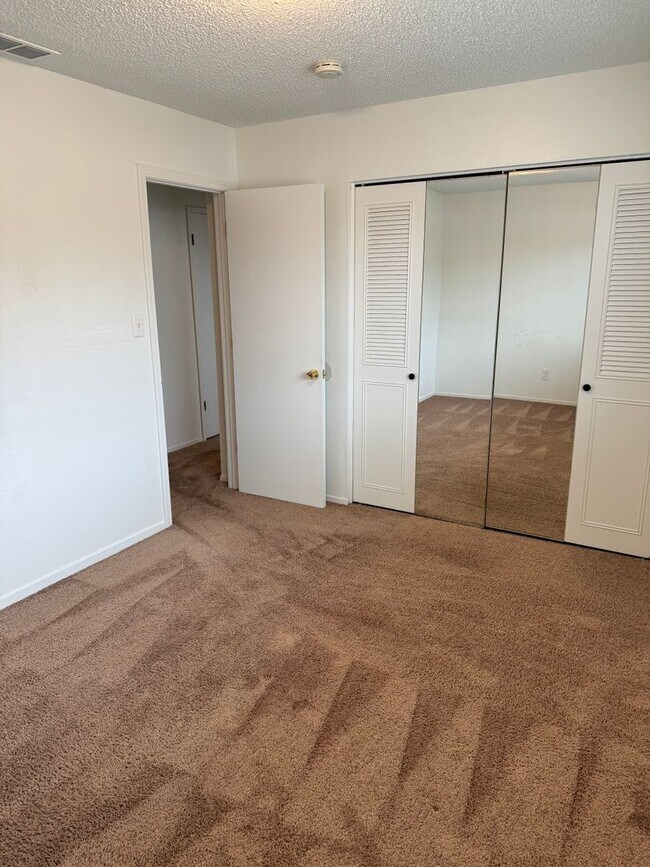 Building Photo - UPSTAIRS 2 BED UNIT IN ROSEVILLE!!