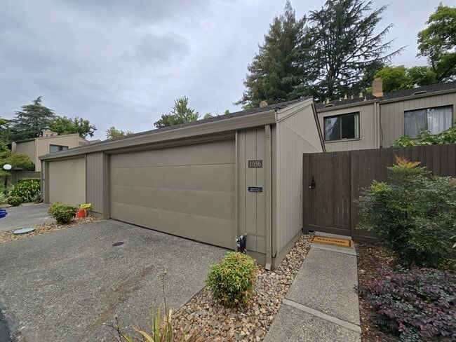 Building Photo - 1036 Vanderbilt Way