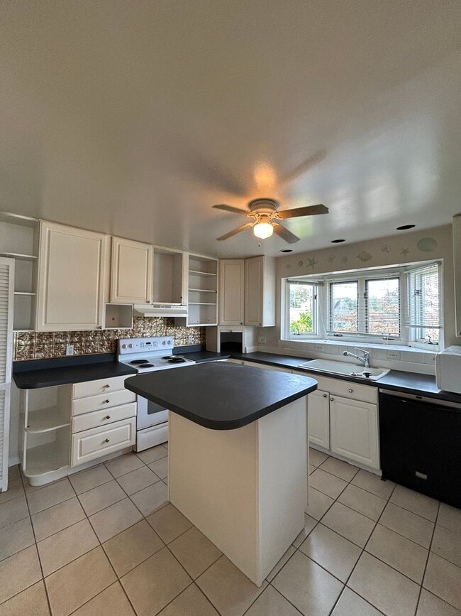 Building Photo - 3 Bed 2 Bath Coastal Living Near the Ocean...