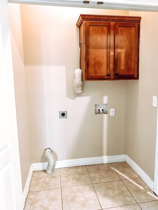 Building Photo - ** Move-in Special** Beautiful Townhome in...