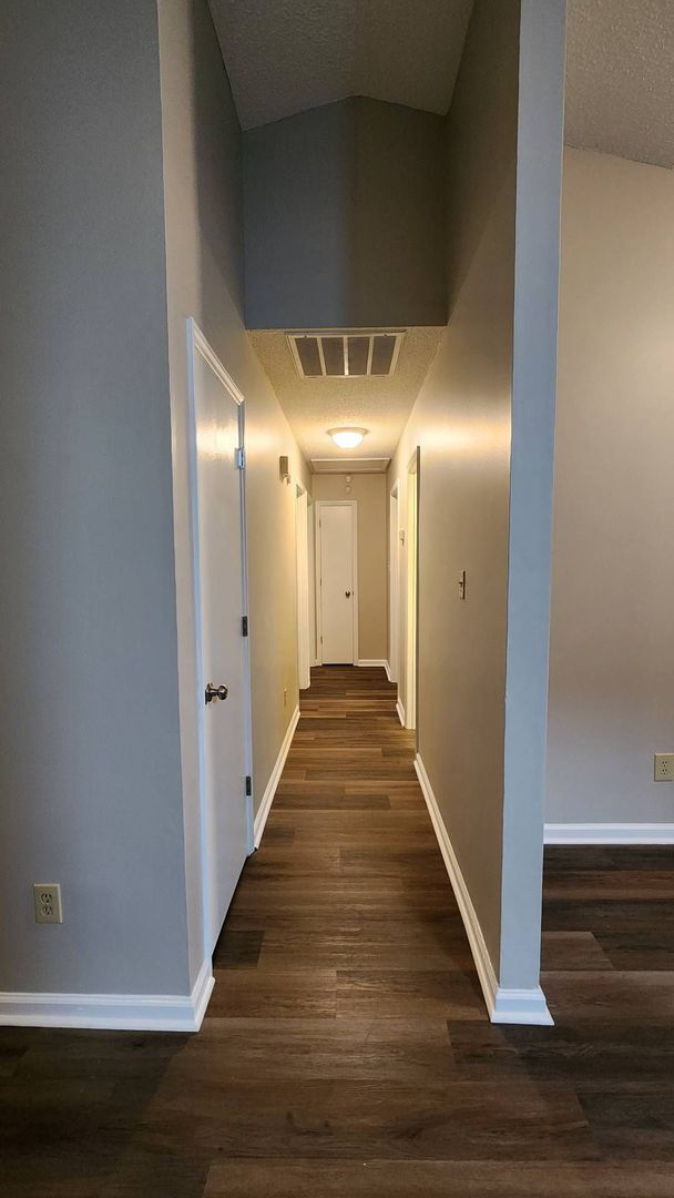 Building Photo - 208 S Ginger Dr