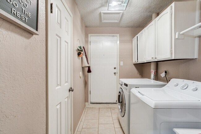 Building Photo - 8633 Knoxville Dr