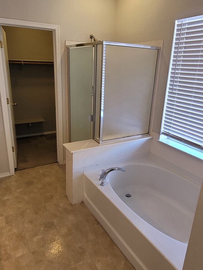 Building Photo - Great 3 bedroom 2.5 bath Two Story House f...