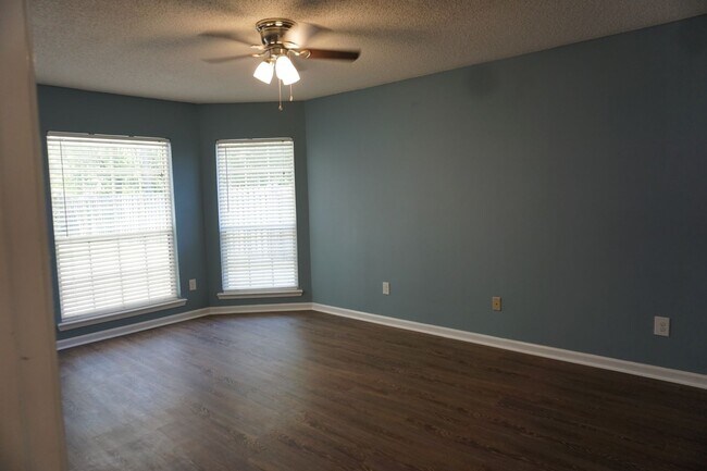 Building Photo - 4 Bedroom 2 Bathroom Home with Garage