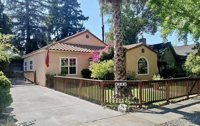 Building Photo - 1315 Newport Ave
