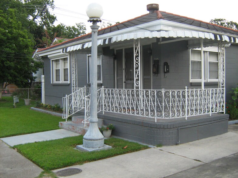 Primary Photo - 213 Claiborne Ct