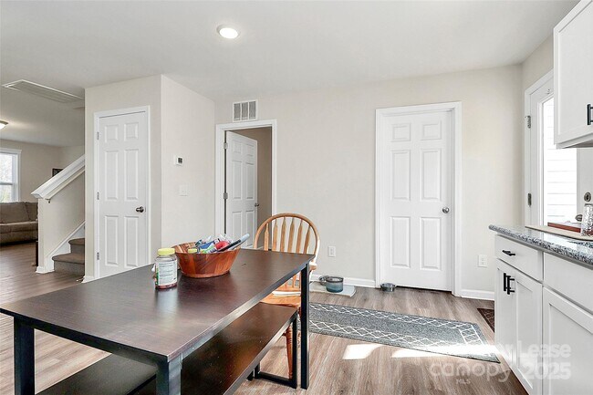 Building Photo - 409 Kickapoo Ave