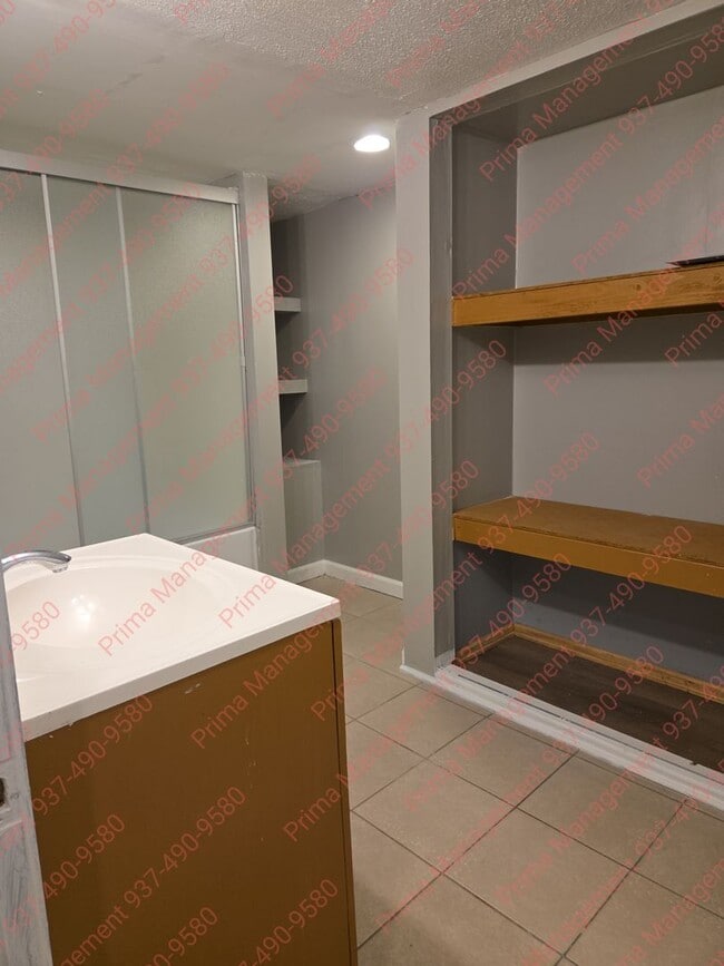 Building Photo - Great 3 bed 2 bath with AC close to everything!