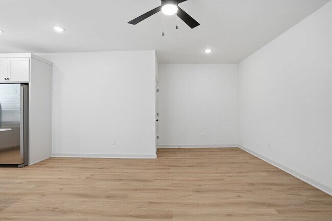 Building Photo - 3 Bed | 2 Bath Luxury Duplex