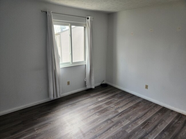 Building Photo - 944 Ravine Dr