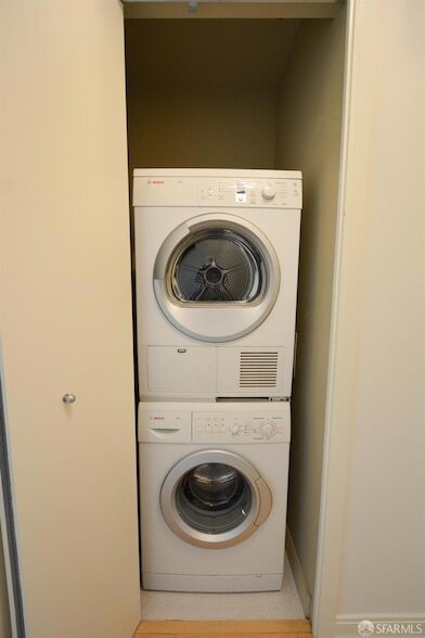 Building Photo - 425 1st St