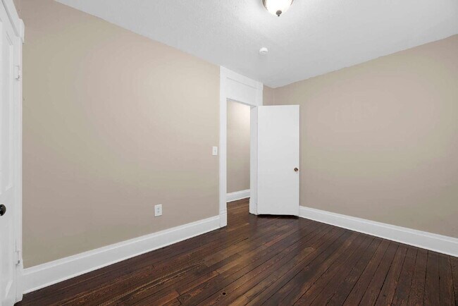 Building Photo - "Beautiful 3-Bedroom, 2-Full Bath Duplex Featuring Hardwood Floors and a Fenced Yard!"