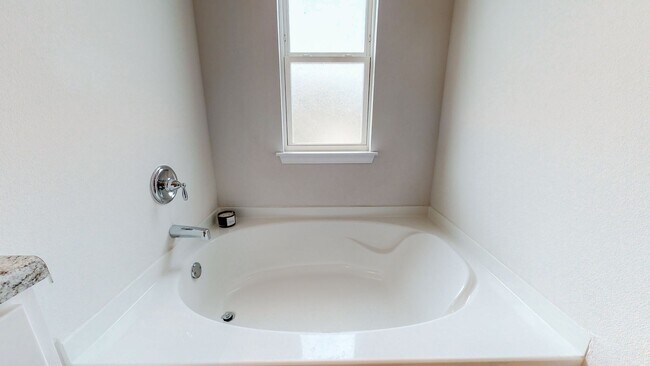 Building Photo - 5 Bedroom / 3 Bathroom Home  in Hammock Bay w/Fenced in Yard