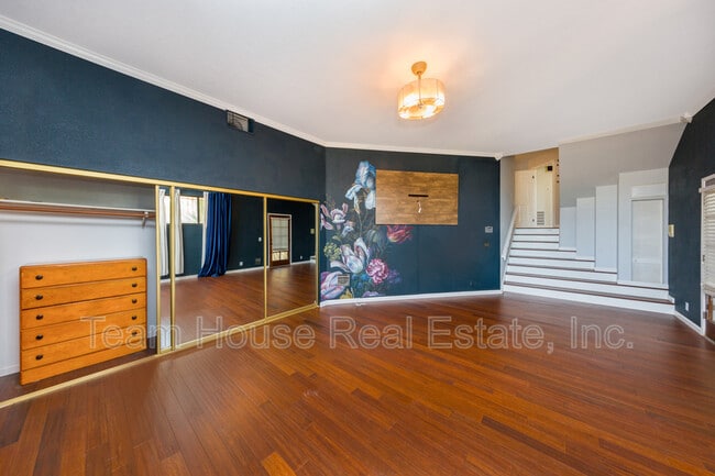 Building Photo - 5845 S Mansfield Ave