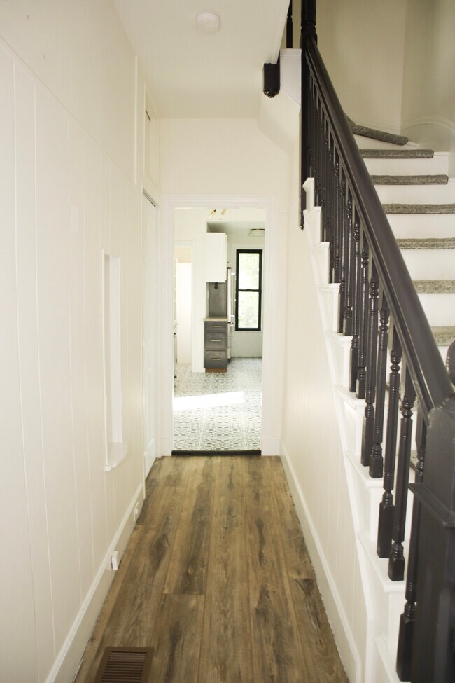 Front Entrance Hall - IMG 1 - 8 Richdale Ave