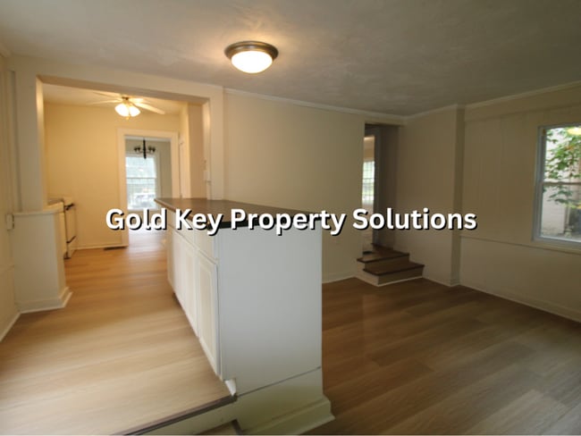 Building Photo - Large 2 BR 1.5 BA House with Covered Porch and Family Room (SECTION 8 APPROVED)